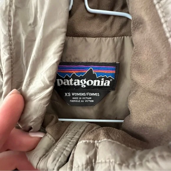 Patagonia womens lightweight Tan Jacket - Picture 3 of 5